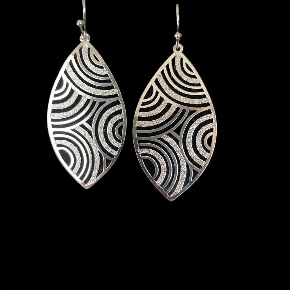 ‎💎2/$15 SILVERTONE OPEN SWIRL EARRINGS